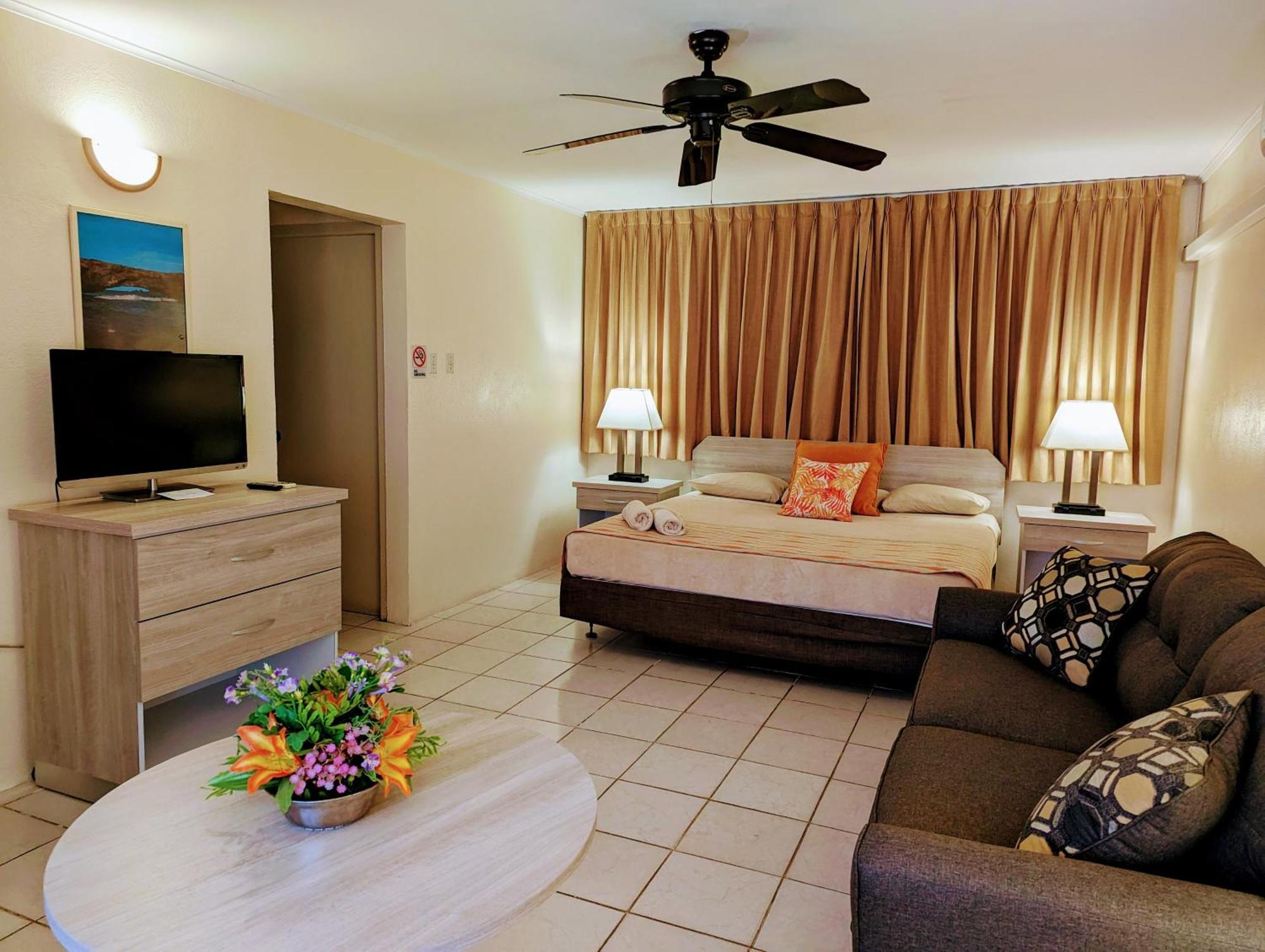 Sasaki Apartments Palm Beach Exterior photo