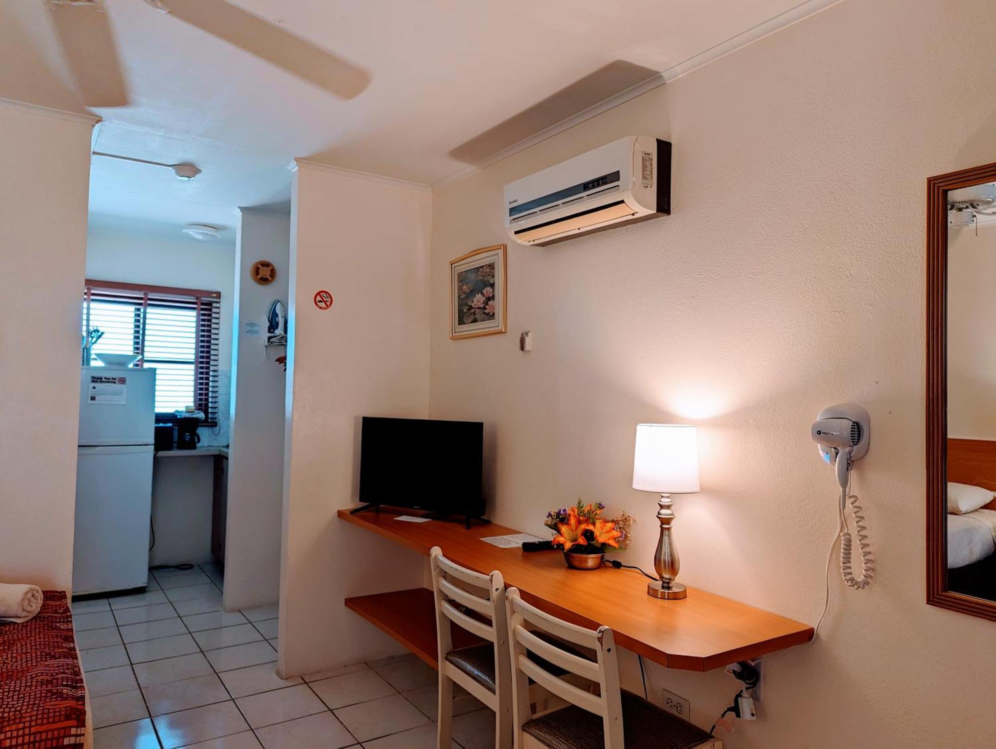 Sasaki Apartments Palm Beach Exterior photo