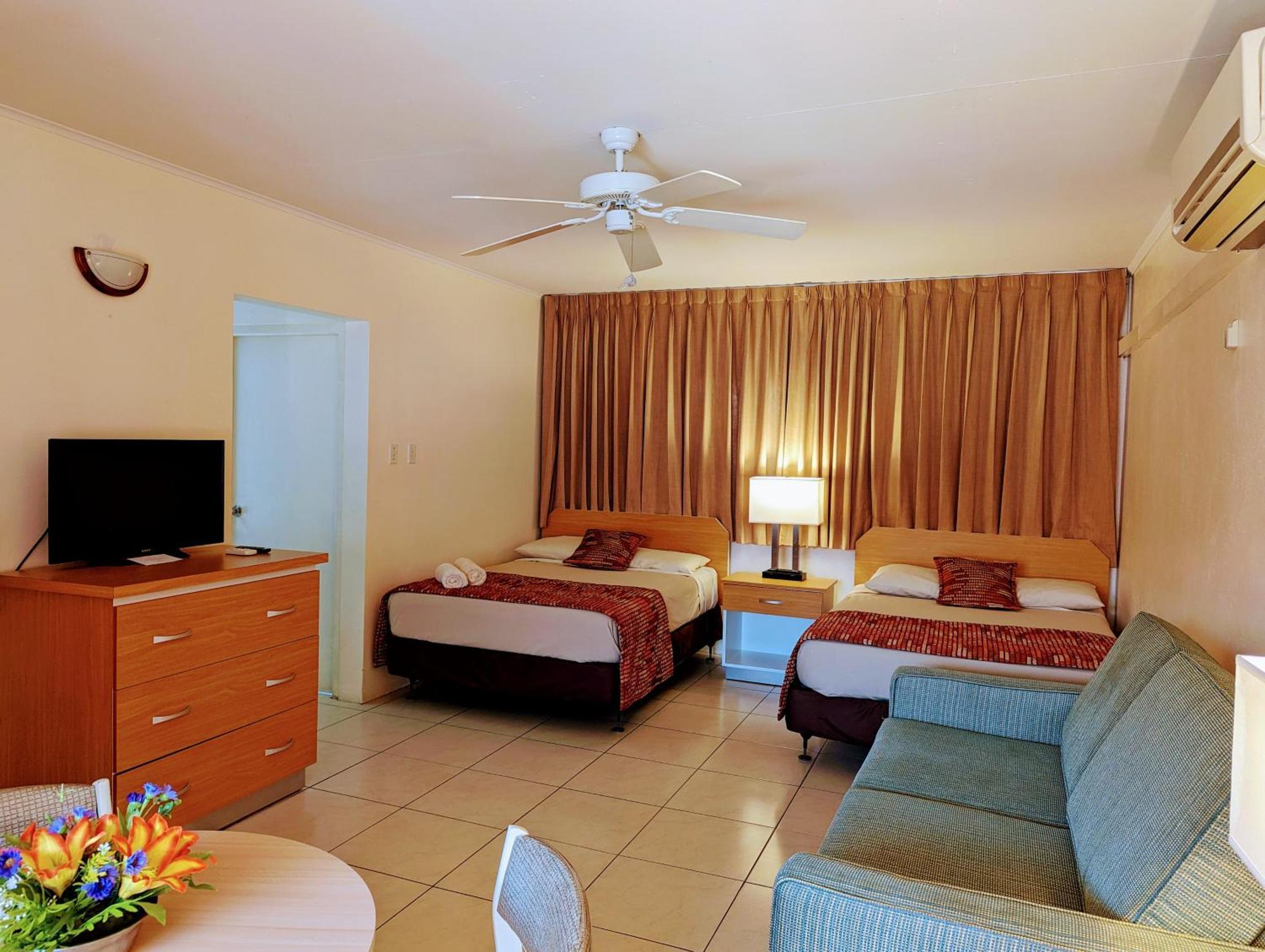 Sasaki Apartments Palm Beach Exterior photo