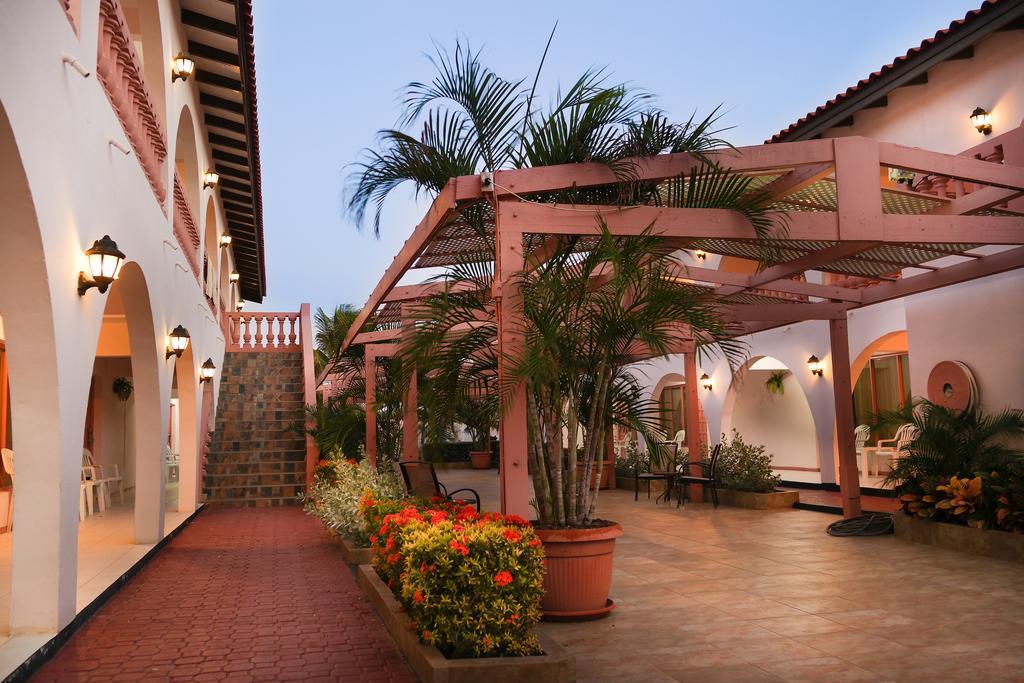 Sasaki Apartments Palm Beach Exterior photo